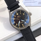 萬國IWC飛行員馬克十八傳承腕錶，IWC飛行員系列正品一致三碼合一、整錶殼錶扣均是鈦金屬打造，超輕耐磨不沾指紋，非凡工藝！ 表內含有內膽具有防磁性能，將機芯周圍的電磁輻射線加以轉移，讓機芯壽命長久精準耐用！ 頂級工藝超強夜光，市場唯一做到髮油光的凸夜光，立體感十足，與正品一致！ 雙面防反光凸狀藍寶石玻璃錶鏡，超穩定的9015機械機芯