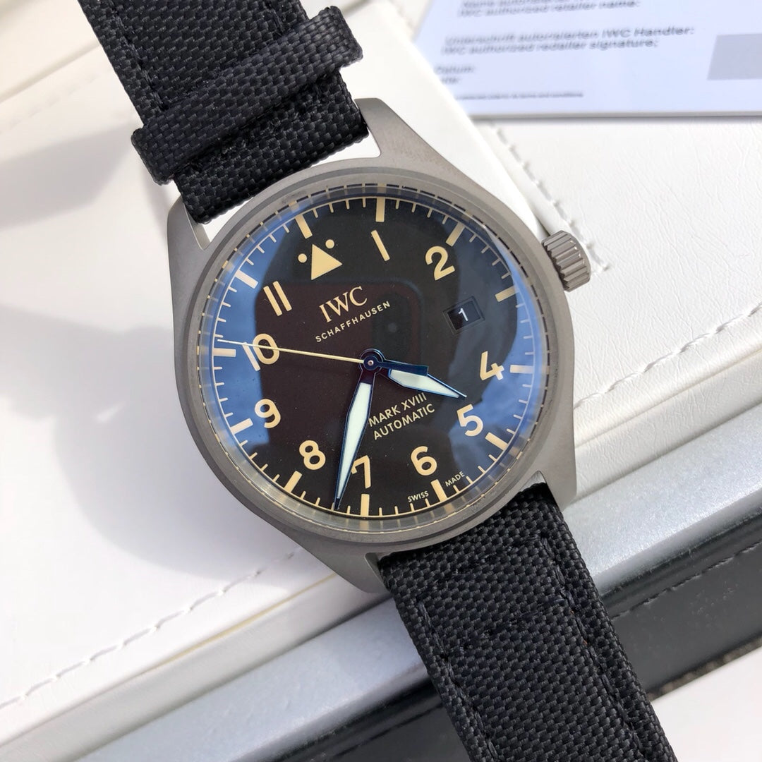 萬國IWC飛行員馬克十八傳承腕錶，IWC飛行員系列正品一致三碼合一、整錶殼錶扣均是鈦金屬打造，超輕耐磨不沾指紋，非凡工藝！ 表內含有內膽具有防磁性能，將機芯周圍的電磁輻射線加以轉移，讓機芯壽命長久精準耐用！ 頂級工藝超強夜光，市場唯一做到髮油光的凸夜光，立體感十足，與正品一致！ 雙面防反光凸狀藍寶石玻璃錶鏡，超穩定的9015機械機芯