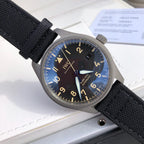 萬國IWC飛行員馬克十八傳承腕錶，IWC飛行員系列正品一致三碼合一、整錶殼錶扣均是鈦金屬打造，超輕耐磨不沾指紋，非凡工藝！ 表內含有內膽具有防磁性能，將機芯周圍的電磁輻射線加以轉移，讓機芯壽命長久精準耐用！ 頂級工藝超強夜光，市場唯一做到髮油光的凸夜光，立體感十足，與正品一致！ 雙面防反光凸狀藍寶石玻璃錶鏡，超穩定的9015機械機芯