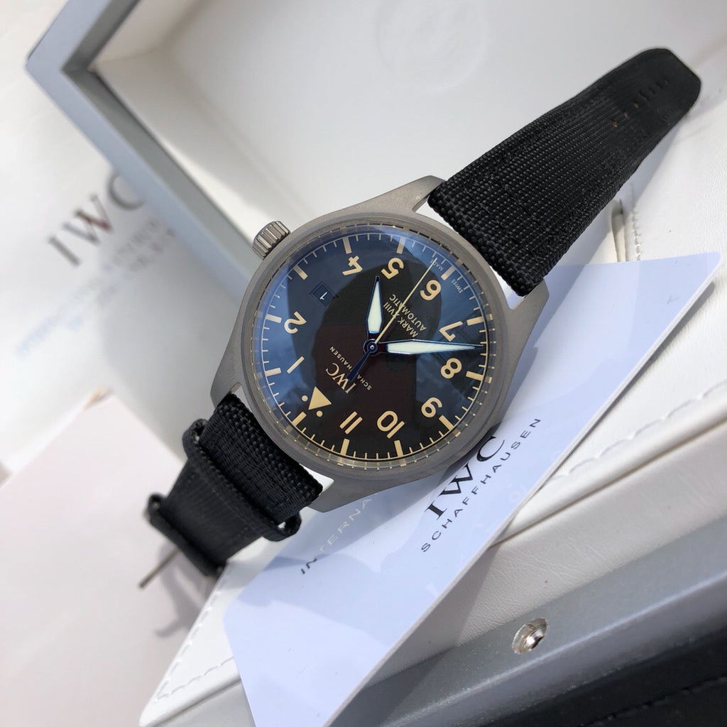 萬國IWC飛行員馬克十八傳承腕錶，IWC飛行員系列正品一致三碼合一、整錶殼錶扣均是鈦金屬打造，超輕耐磨不沾指紋，非凡工藝！ 表內含有內膽具有防磁性能，將機芯周圍的電磁輻射線加以轉移，讓機芯壽命長久精準耐用！ 頂級工藝超強夜光，市場唯一做到髮油光的凸夜光，立體感十足，與正品一致！ 雙面防反光凸狀藍寶石玻璃錶鏡，超穩定的9015機械機芯