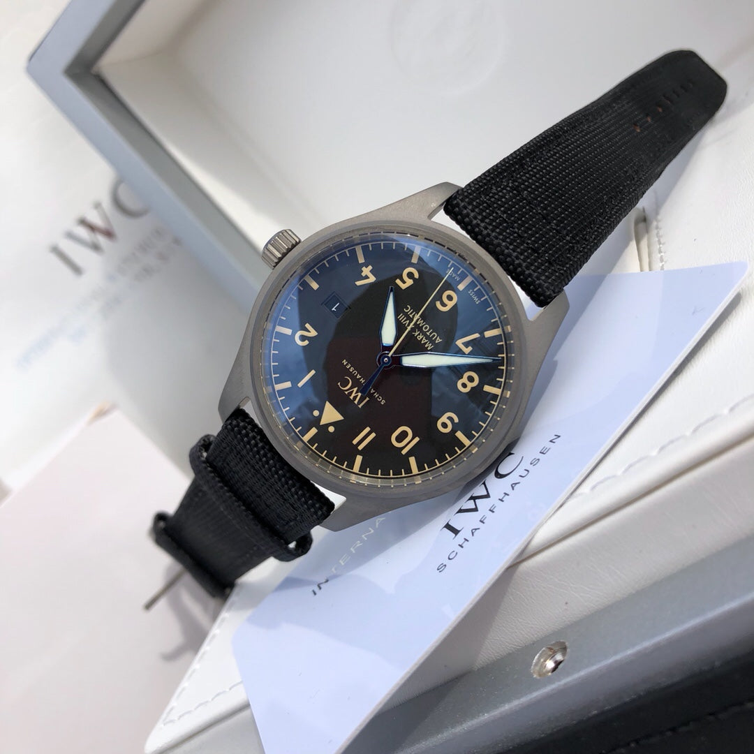 萬國IWC飛行員馬克十八傳承腕錶，IWC飛行員系列正品一致三碼合一、整錶殼錶扣均是鈦金屬打造，超輕耐磨不沾指紋，非凡工藝！ 表內含有內膽具有防磁性能，將機芯周圍的電磁輻射線加以轉移，讓機芯壽命長久精準耐用！ 頂級工藝超強夜光，市場唯一做到髮油光的凸夜光，立體感十足，與正品一致！ 雙面防反光凸狀藍寶石玻璃錶鏡，超穩定的9015機械機芯