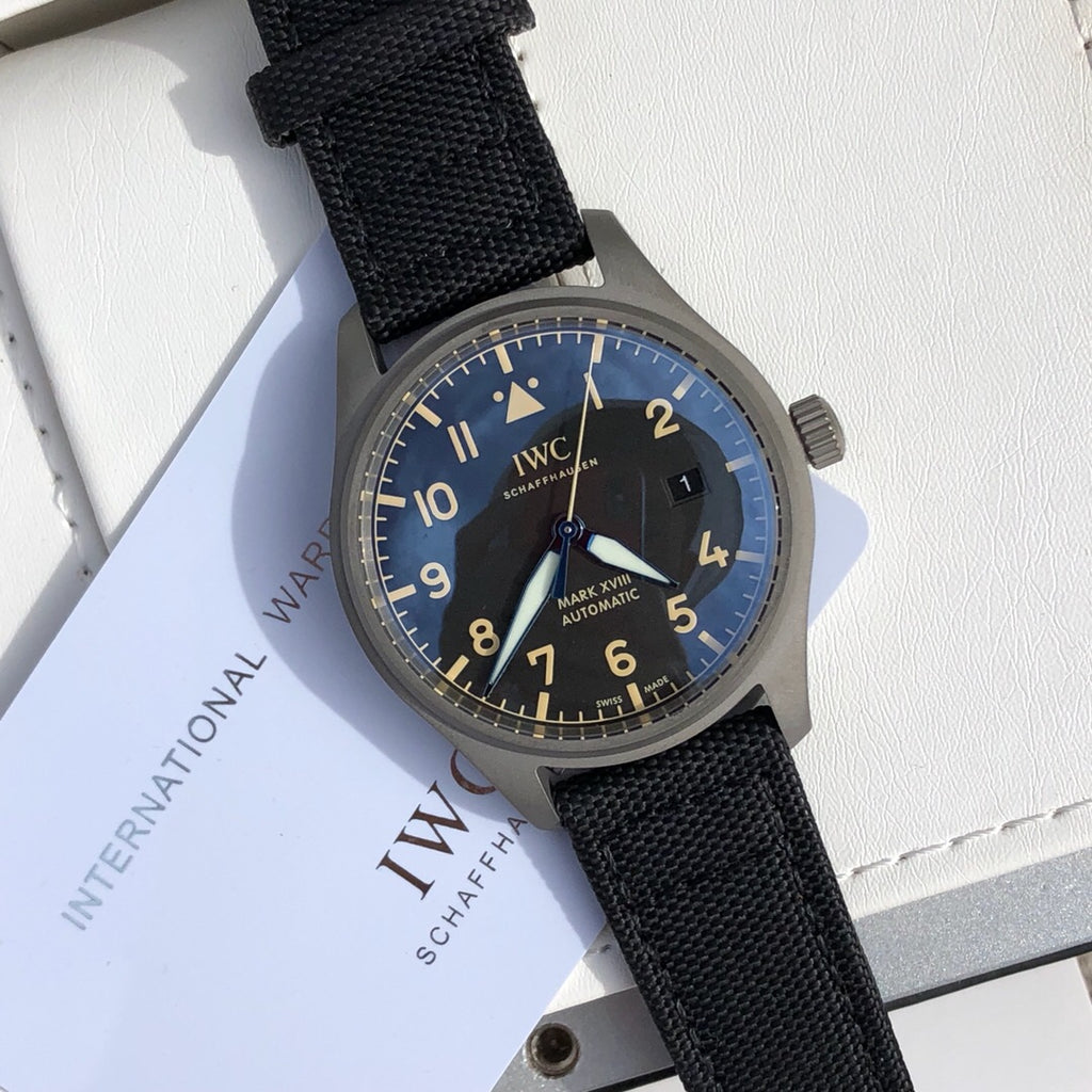 萬國IWC飛行員馬克十八傳承腕錶，IWC飛行員系列正品一致三碼合一、整錶殼錶扣均是鈦金屬打造，超輕耐磨不沾指紋，非凡工藝！ 表內含有內膽具有防磁性能，將機芯周圍的電磁輻射線加以轉移，讓機芯壽命長久精準耐用！ 頂級工藝超強夜光，市場唯一做到髮油光的凸夜光，立體感十足，與正品一致！ 雙面防反光凸狀藍寶石玻璃錶鏡，超穩定的9015機械機芯