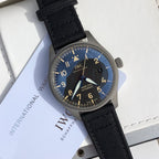 萬國IWC飛行員馬克十八傳承腕錶，IWC飛行員系列正品一致三碼合一、整錶殼錶扣均是鈦金屬打造，超輕耐磨不沾指紋，非凡工藝！ 表內含有內膽具有防磁性能，將機芯周圍的電磁輻射線加以轉移，讓機芯壽命長久精準耐用！ 頂級工藝超強夜光，市場唯一做到髮油光的凸夜光，立體感十足，與正品一致！ 雙面防反光凸狀藍寶石玻璃錶鏡，超穩定的9015機械機芯