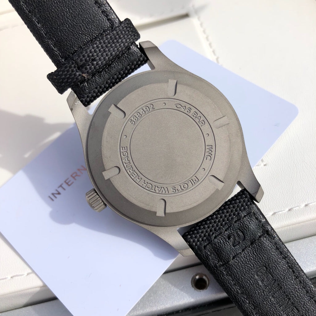 萬國IWC飛行員馬克十八傳承腕錶，IWC飛行員系列正品一致三碼合一、整錶殼錶扣均是鈦金屬打造，超輕耐磨不沾指紋，非凡工藝！ 表內含有內膽具有防磁性能，將機芯周圍的電磁輻射線加以轉移，讓機芯壽命長久精準耐用！ 頂級工藝超強夜光，市場唯一做到髮油光的凸夜光，立體感十足，與正品一致！ 雙面防反光凸狀藍寶石玻璃錶鏡，超穩定的9015機械機芯