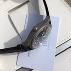 萬國IWC飛行員馬克十八傳承腕錶，IWC飛行員系列正品一致三碼合一、整錶殼錶扣均是鈦金屬打造，超輕耐磨不沾指紋，非凡工藝！ 表內含有內膽具有防磁性能，將機芯周圍的電磁輻射線加以轉移，讓機芯壽命長久精準耐用！ 頂級工藝超強夜光，市場唯一做到髮油光的凸夜光，立體感十足，與正品一致！ 雙面防反光凸狀藍寶石玻璃錶鏡，超穩定的9015機械機芯