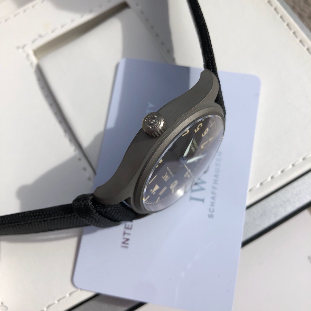 萬國IWC飛行員馬克十八傳承腕錶，IWC飛行員系列正品一致三碼合一、整錶殼錶扣均是鈦金屬打造，超輕耐磨不沾指紋，非凡工藝！ 表內含有內膽具有防磁性能，將機芯周圍的電磁輻射線加以轉移，讓機芯壽命長久精準耐用！ 頂級工藝超強夜光，市場唯一做到髮油光的凸夜光，立體感十足，與正品一致！ 雙面防反光凸狀藍寶石玻璃錶鏡，超穩定的9015機械機芯