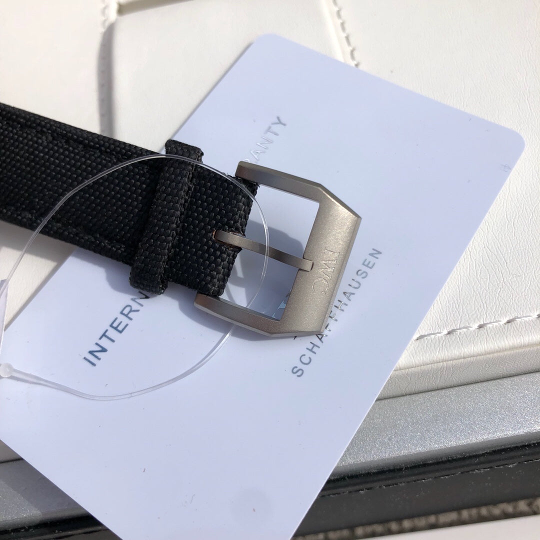 萬國IWC飛行員馬克十八傳承腕錶，IWC飛行員系列正品一致三碼合一、整錶殼錶扣均是鈦金屬打造，超輕耐磨不沾指紋，非凡工藝！ 表內含有內膽具有防磁性能，將機芯周圍的電磁輻射線加以轉移，讓機芯壽命長久精準耐用！ 頂級工藝超強夜光，市場唯一做到髮油光的凸夜光，立體感十足，與正品一致！ 雙面防反光凸狀藍寶石玻璃錶鏡，超穩定的9015機械機芯