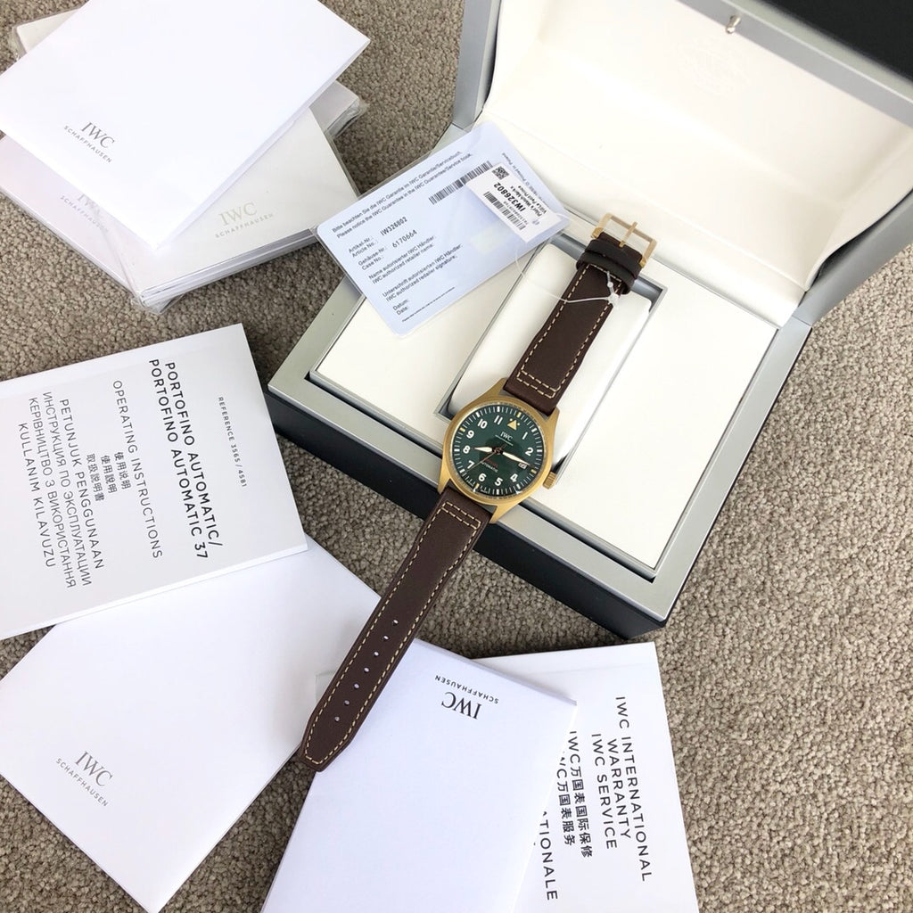 硬貨首發，市場獨家，新品IWC萬國青銅神器噴火機，和正品一致的一表一卡一碼獨一無二青銅錶殼，有著獨特魅力在於它比其他金屬錶殼更具可玩性。青銅中銅成分與空氣反應，產生氧化效果橄欖綠錶盤帶有夜光塗層，具有超強夜光