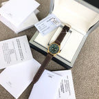 硬貨首發，市場獨家，新品IWC萬國青銅神器噴火機，和正品一致的一表一卡一碼獨一無二青銅錶殼，有著獨特魅力在於它比其他金屬錶殼更具可玩性。青銅中銅成分與空氣反應，產生氧化效果橄欖綠錶盤帶有夜光塗層，具有超強夜光