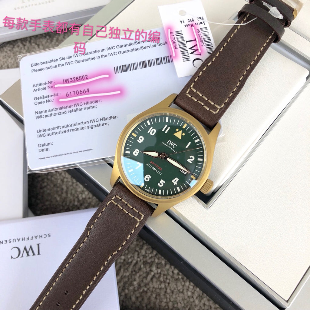 硬貨首發，市場獨家，新品IWC萬國青銅神器噴火機，和正品一致的一表一卡一碼獨一無二青銅錶殼，有著獨特魅力在於它比其他金屬錶殼更具可玩性。青銅中銅成分與空氣反應，產生氧化效果橄欖綠錶盤帶有夜光塗層，具有超強夜光
