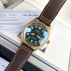 硬貨首發，市場獨家，新品IWC萬國青銅神器噴火機，和正品一致的一表一卡一碼獨一無二青銅錶殼，有著獨特魅力在於它比其他金屬錶殼更具可玩性。青銅中銅成分與空氣反應，產生氧化效果橄欖綠錶盤帶有夜光塗層，具有超強夜光