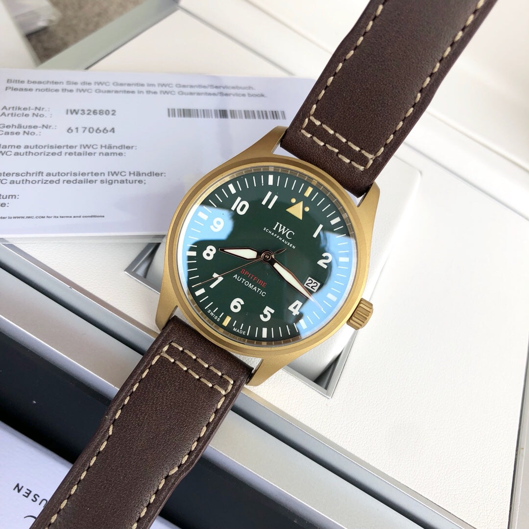 硬貨首發，市場獨家，新品IWC萬國青銅神器噴火機，和正品一致的一表一卡一碼獨一無二青銅錶殼，有著獨特魅力在於它比其他金屬錶殼更具可玩性。青銅中銅成分與空氣反應，產生氧化效果橄欖綠錶盤帶有夜光塗層，具有超強夜光