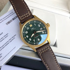 硬貨首發，市場獨家，新品IWC萬國青銅神器噴火機，和正品一致的一表一卡一碼獨一無二青銅錶殼，有著獨特魅力在於它比其他金屬錶殼更具可玩性。青銅中銅成分與空氣反應，產生氧化效果橄欖綠錶盤帶有夜光塗層，具有超強夜光