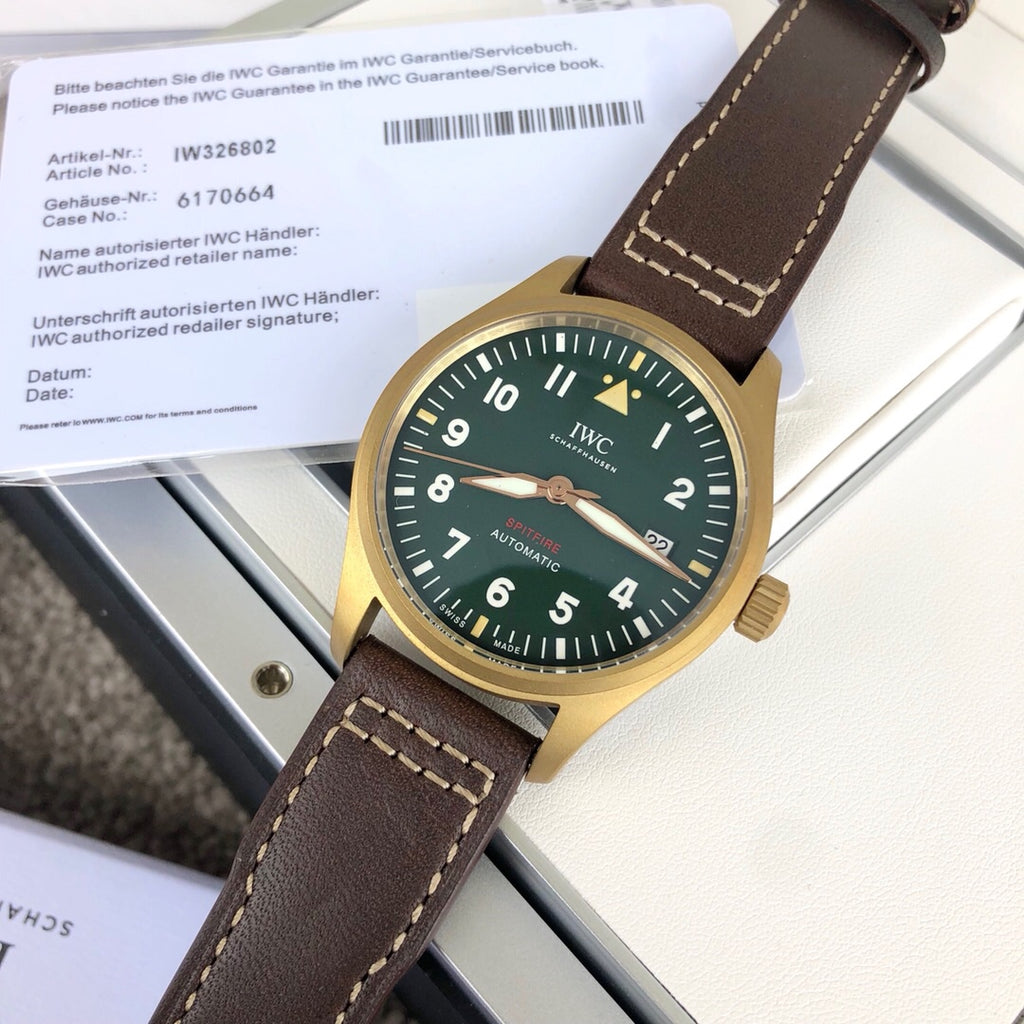 硬貨首發，市場獨家，新品IWC萬國青銅神器噴火機，和正品一致的一表一卡一碼獨一無二青銅錶殼，有著獨特魅力在於它比其他金屬錶殼更具可玩性。青銅中銅成分與空氣反應，產生氧化效果橄欖綠錶盤帶有夜光塗層，具有超強夜光