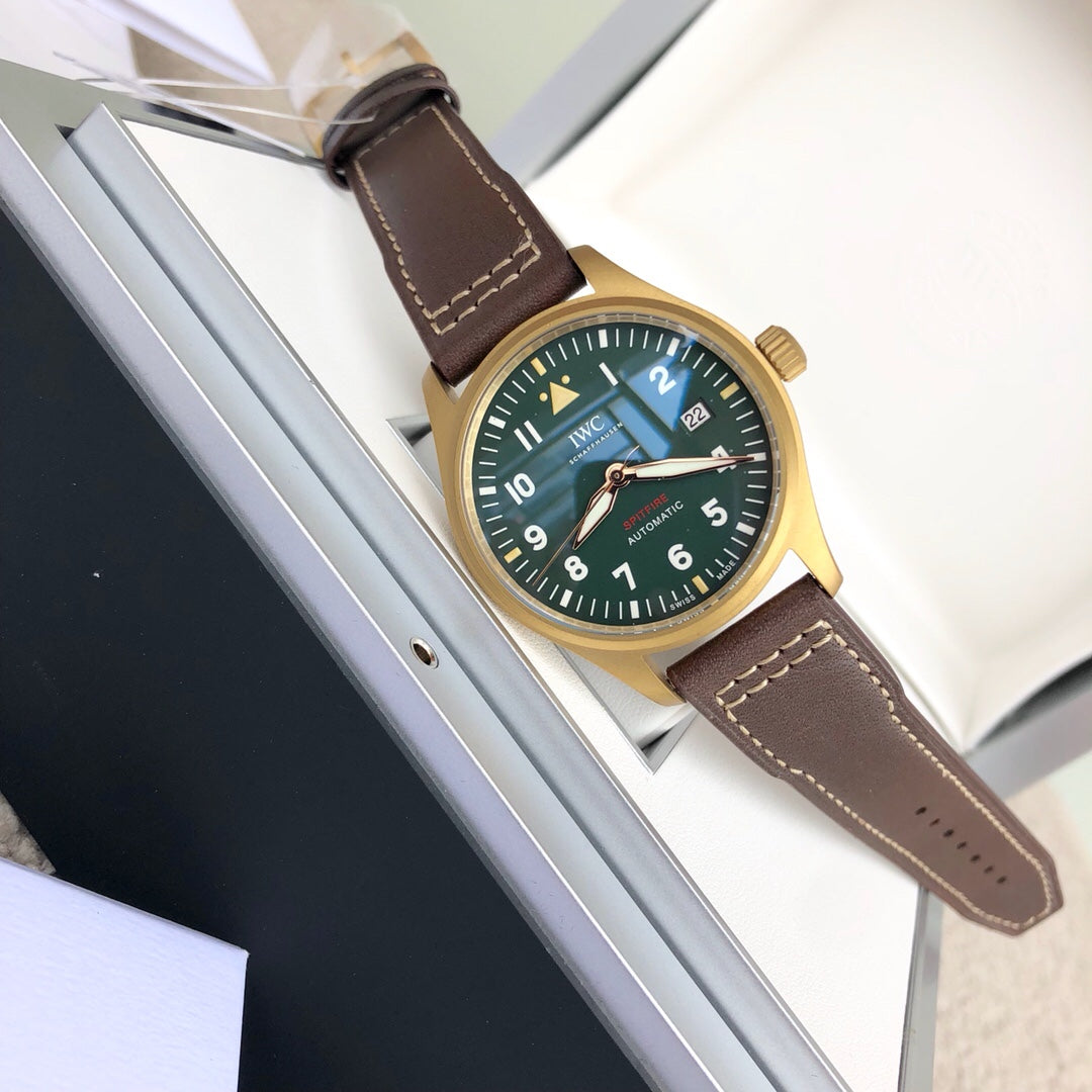 硬貨首發，市場獨家，新品IWC萬國青銅神器噴火機，和正品一致的一表一卡一碼獨一無二青銅錶殼，有著獨特魅力在於它比其他金屬錶殼更具可玩性。青銅中銅成分與空氣反應，產生氧化效果橄欖綠錶盤帶有夜光塗層，具有超強夜光