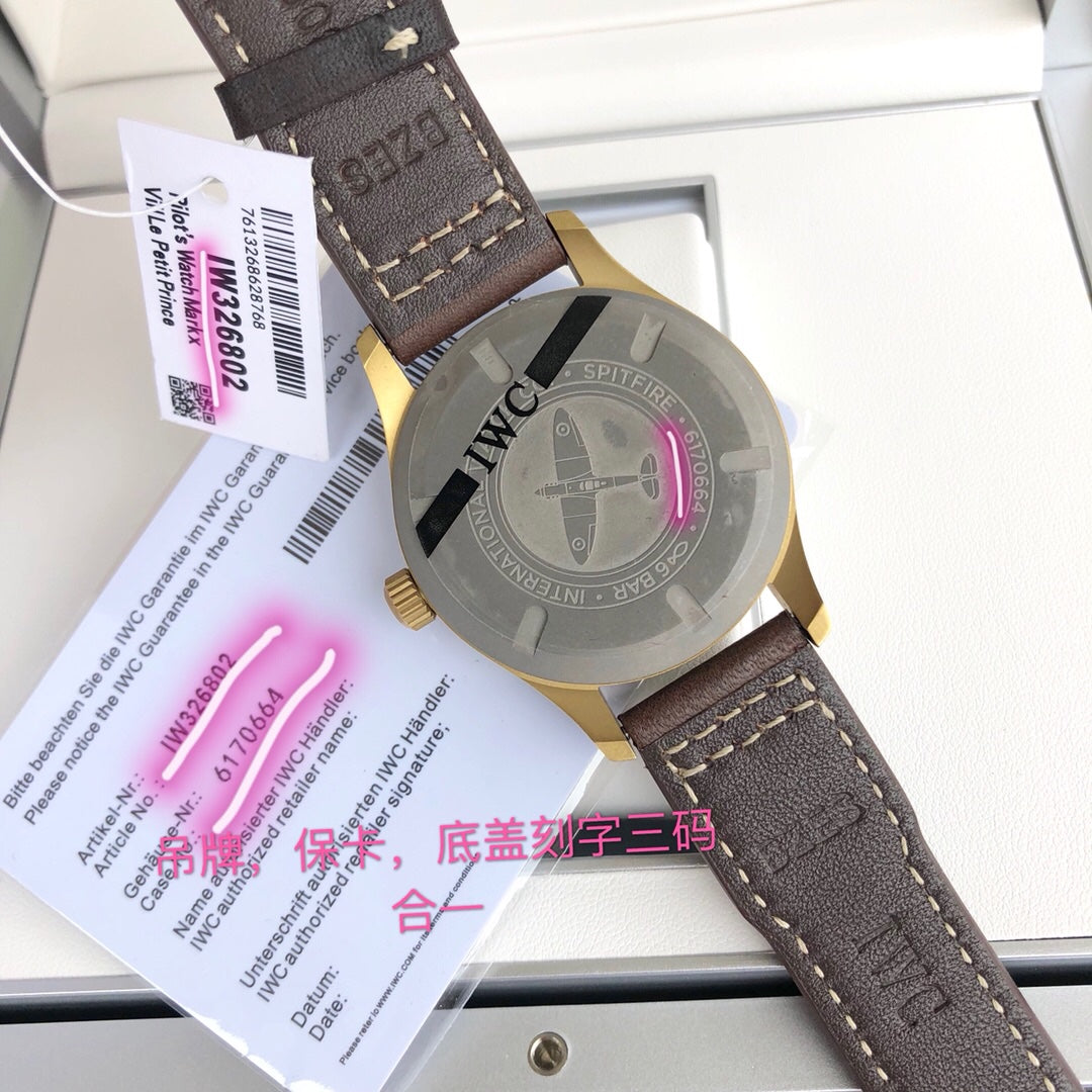 硬貨首發，市場獨家，新品IWC萬國青銅神器噴火機，和正品一致的一表一卡一碼獨一無二青銅錶殼，有著獨特魅力在於它比其他金屬錶殼更具可玩性。青銅中銅成分與空氣反應，產生氧化效果橄欖綠錶盤帶有夜光塗層，具有超強夜光
