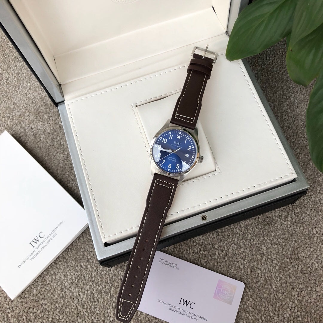 新款獨家最牛硬貨IWC萬國-最強馬克小王子系列， 精鋼錶殼，直徑40mm，厚度10mm， 進口瑞士ETA2824超薄機芯，藍寶石水晶雙卜表鏡，進口牛皮，精鋼錶背錕刻小王子圖案， 性價比超高，獨家貨源，支持終身保修，為使用無原條件退裝。