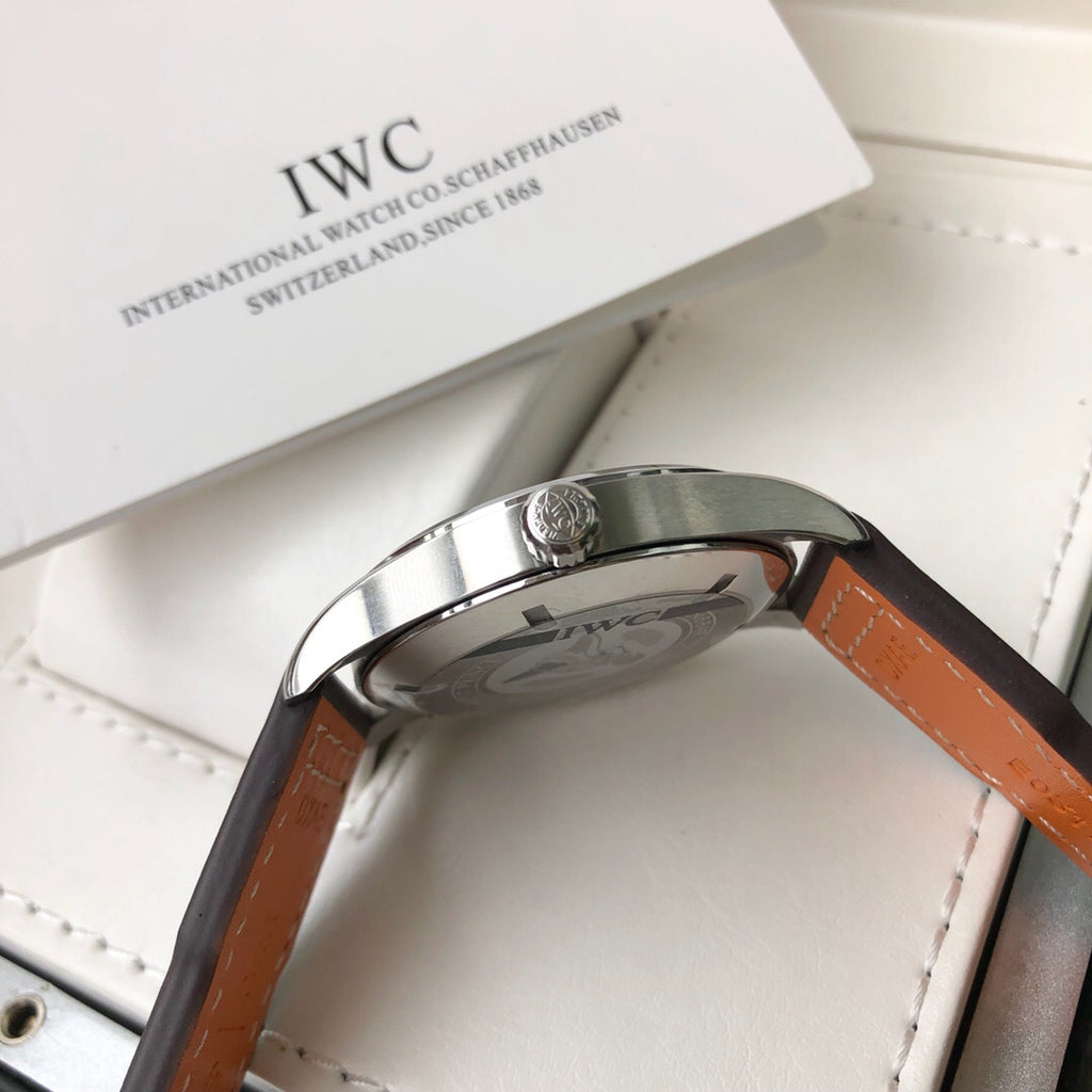 新款獨家最牛硬貨IWC萬國-最強馬克小王子系列， 精鋼錶殼，直徑40mm，厚度10mm， 進口瑞士ETA2824超薄機芯，藍寶石水晶雙卜表鏡，進口牛皮，精鋼錶背錕刻小王子圖案， 性價比超高，獨家貨源，支持終身保修，為使用無原條件退裝。