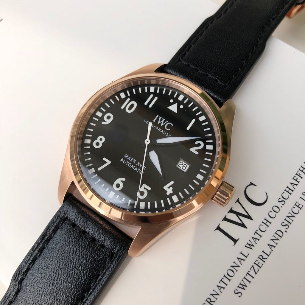 新款獨家最牛硬貨IWC萬國-最強馬克小王子系列精鋼錶殼，直徑40mm，厚度10mm 進口瑞士ETA2824超薄機芯藍寶石水晶雙卜錶鏡，進口牛皮，精鋼錶背錕刻小王子圖案，性價比超高，獨家貨源支持終身保修，為使用無條件包裝。