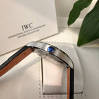 新款獨家最牛硬貨IWC萬國-最強馬克小王子系列精鋼錶殼，直徑40mm，厚度10mm 進口瑞士ETA2824超薄機芯，藍寶石水晶雙卜錶鏡，進口牛皮精鋼錶背錕刻小王子圖案，性價比超高，獨家貨源，支持終身保修，為使用無條件包裝，配使用全套原裝條件。