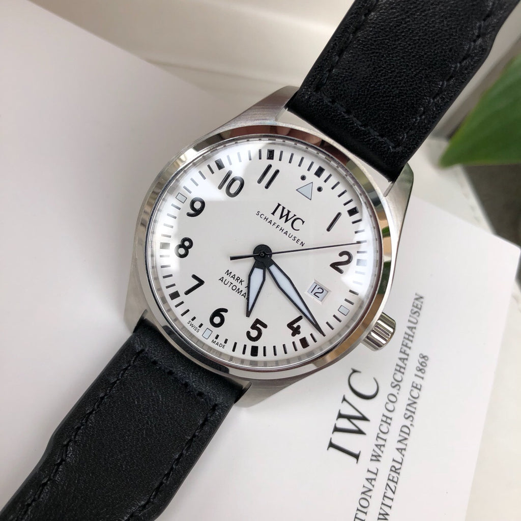 新款獨家最牛硬貨IWC萬國-最強馬克小王子系列精鋼錶殼，直徑40mm，厚度10mm，進口瑞士ETA2824超薄機芯藍寶石水晶雙卜錶鏡，進口牛皮精鋼錶背錕刻小王子圖案，性價比超高，獨家貨源支持終身保修，為使用無條件退換，為使用無條件退換，配原包裝。