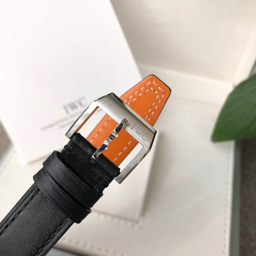 新款獨家最牛硬貨IWC萬國-最強馬克小王子系列精鋼錶殼，直徑40mm，厚度10mm，進口瑞士ETA2824超薄機芯藍寶石水晶雙卜錶鏡，進口牛皮精鋼錶背錕刻小王子圖案，性價比超高，獨家貨源支持終身保修，為使用無條件退換，為使用無條件退換，配原包裝。