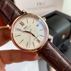 型號：IW356504。入行以來最牛硬貨！通路出口訂單！原封！缺個經銷商印章就是正品！大名鼎鼎的萬國柏濤菲諾大三針金錶，腕錶界的Gentleman，永遠像是個紳士一般存在！簡約、經典，是柏濤菲諾自動腕錶多年來保持成功的奧秘。 18K紅金錶殼，純金鑲飾和鍍金指針，突顯大氣、高顏值！錶背海港美景的精緻圖案雕刻裝飾是柏濤菲諾大三針金錶最大的特色，無處不彰顯優雅高貴！原廠瑞士Eta-2892自動機械機芯（也就是萬國自己命名的35111）