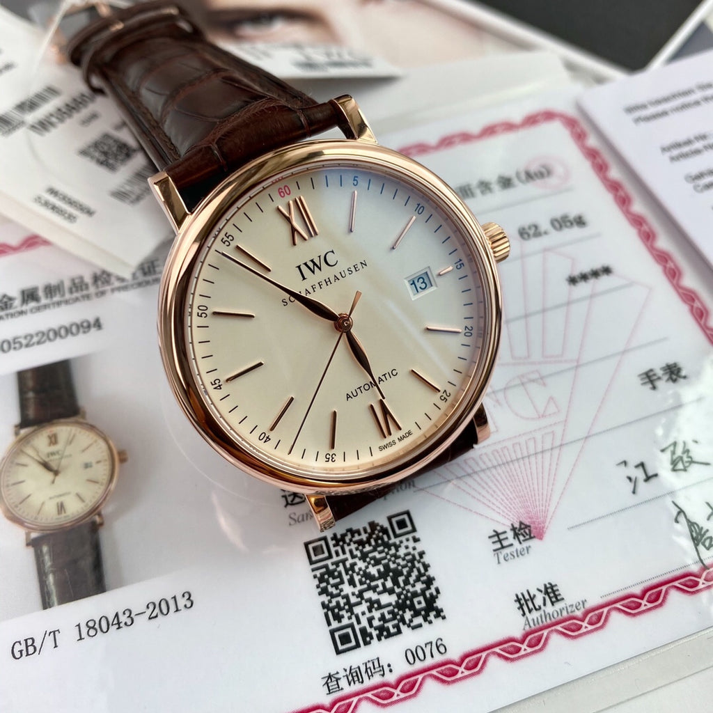 型號：IW356504。入行以來最牛硬貨！通路出口訂單！原封！缺個經銷商印章就是正品！大名鼎鼎的萬國柏濤菲諾大三針金錶，腕錶界的Gentleman，永遠像是個紳士一般存在！簡約、經典，是柏濤菲諾自動腕錶多年來保持成功的奧秘。 18K紅金錶殼，純金鑲飾和鍍金指針，突顯大氣、高顏值！錶背海港美景的精緻圖案雕刻裝飾是柏濤菲諾大三針金錶最大的特色，無處不彰顯優雅高貴！原廠瑞士Eta-2892自動機械機芯（也就是萬國自己命名的35111）