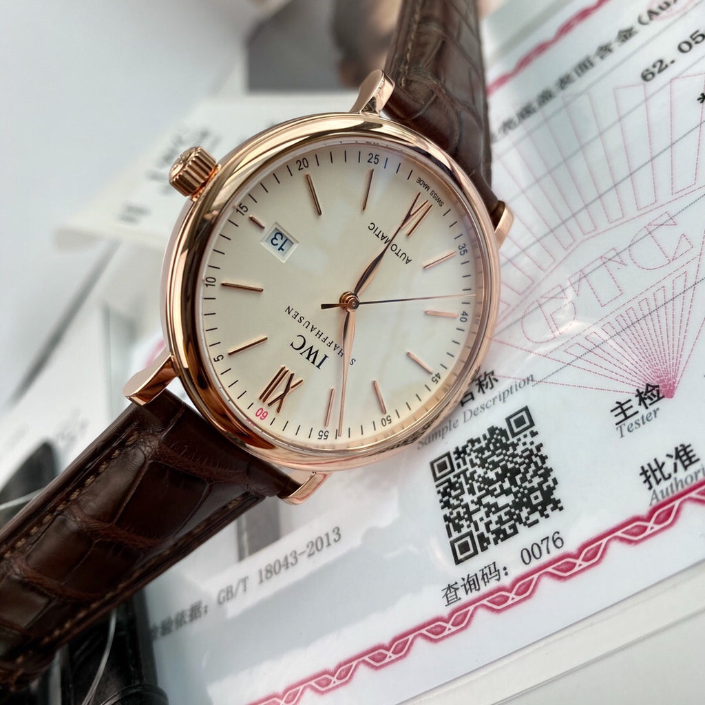 型號：IW356504。入行以來最牛硬貨！通路出口訂單！原封！缺個經銷商印章就是正品！大名鼎鼎的萬國柏濤菲諾大三針金錶，腕錶界的Gentleman，永遠像是個紳士一般存在！簡約、經典，是柏濤菲諾自動腕錶多年來保持成功的奧秘。 18K紅金錶殼，純金鑲飾和鍍金指針，突顯大氣、高顏值！錶背海港美景的精緻圖案雕刻裝飾是柏濤菲諾大三針金錶最大的特色，無處不彰顯優雅高貴！原廠瑞士Eta-2892自動機械機芯（也就是萬國自己命名的35111）