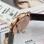 型號：IW356504。入行以來最牛硬貨！通路出口訂單！原封！缺個經銷商印章就是正品！大名鼎鼎的萬國柏濤菲諾大三針金錶，腕錶界的Gentleman，永遠像是個紳士一般存在！簡約、經典，是柏濤菲諾自動腕錶多年來保持成功的奧秘。 18K紅金錶殼，純金鑲飾和鍍金指針，突顯大氣、高顏值！錶背海港美景的精緻圖案雕刻裝飾是柏濤菲諾大三針金錶最大的特色，無處不彰顯優雅高貴！原廠瑞士Eta-2892自動機械機芯（也就是萬國自己命名的35111）