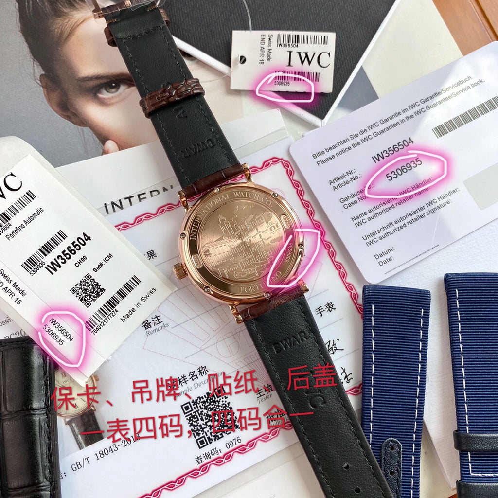 型號：IW356504。入行以來最牛硬貨！通路出口訂單！原封！缺個經銷商印章就是正品！大名鼎鼎的萬國柏濤菲諾大三針金錶，腕錶界的Gentleman，永遠像是個紳士一般存在！簡約、經典，是柏濤菲諾自動腕錶多年來保持成功的奧秘。 18K紅金錶殼，純金鑲飾和鍍金指針，突顯大氣、高顏值！錶背海港美景的精緻圖案雕刻裝飾是柏濤菲諾大三針金錶最大的特色，無處不彰顯優雅高貴！原廠瑞士Eta-2892自動機械機芯（也就是萬國自己命名的35111）