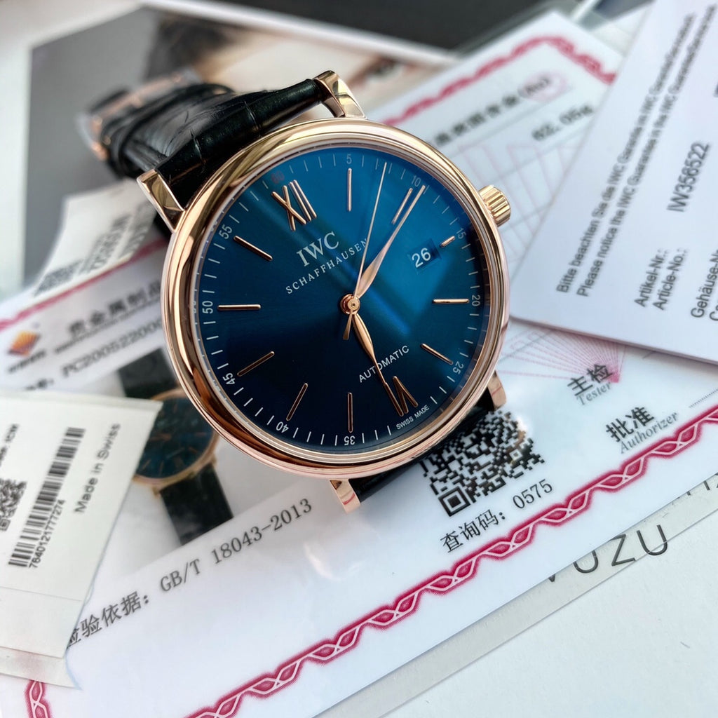 型號：IW356522。入行以來最牛硬貨！通路出口訂單！原封！缺個經銷商印章就是正品！大名鼎鼎的萬國柏濤菲諾大三針金錶，腕錶界的Gentleman，永遠像是個紳士一般存在！簡約、經典，是柏濤菲諾自動腕錶多年來保持成功的奧秘。 18K紅金錶殼，純金鑲飾和鍍金指針，突顯大氣、高顏值！錶背海港美景的精緻圖案雕刻裝飾是柏濤菲諾大三針金錶最大的特色，無處不彰顯優雅高貴！原廠瑞士Eta-2892自動機械機芯（也就是萬國自己命名的35111）