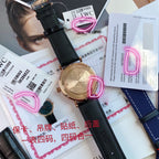 型號：IW356522。入行以來最牛硬貨！通路出口訂單！原封！缺個經銷商印章就是正品！大名鼎鼎的萬國柏濤菲諾大三針金錶，腕錶界的Gentleman，永遠像是個紳士一般存在！簡約、經典，是柏濤菲諾自動腕錶多年來保持成功的奧秘。 18K紅金錶殼，純金鑲飾和鍍金指針，突顯大氣、高顏值！錶背海港美景的精緻圖案雕刻裝飾是柏濤菲諾大三針金錶最大的特色，無處不彰顯優雅高貴！原廠瑞士Eta-2892自動機械機芯（也就是萬國自己命名的35111）