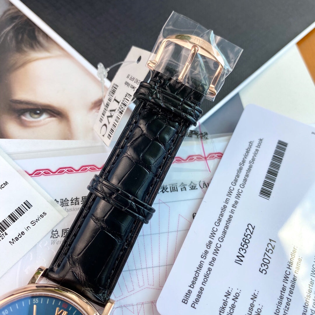 型號：IW356522。入行以來最牛硬貨！通路出口訂單！原封！缺個經銷商印章就是正品！大名鼎鼎的萬國柏濤菲諾大三針金錶，腕錶界的Gentleman，永遠像是個紳士一般存在！簡約、經典，是柏濤菲諾自動腕錶多年來保持成功的奧秘。 18K紅金錶殼，純金鑲飾和鍍金指針，突顯大氣、高顏值！錶背海港美景的精緻圖案雕刻裝飾是柏濤菲諾大三針金錶最大的特色，無處不彰顯優雅高貴！原廠瑞士Eta-2892自動機械機芯（也就是萬國自己命名的35111）
