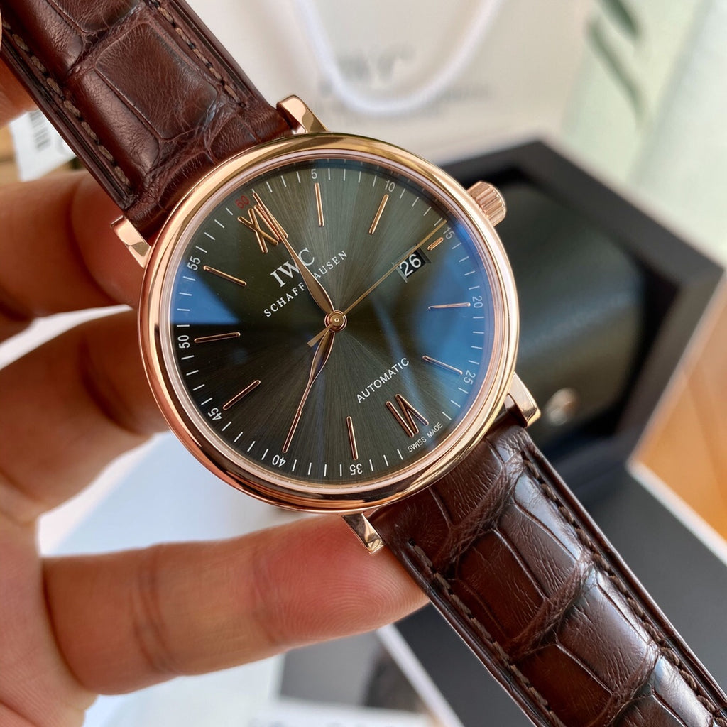 型號：IW356511。入行以來最牛硬貨！通路出口訂單！原封！缺個經銷商印章就是正品！大名鼎鼎的萬國柏濤菲諾大三針金錶，腕錶界的Gentleman，永遠像是個紳士一般存在！簡約、經典，是柏濤菲諾自動腕錶多年來保持成功的奧秘。 18K紅金錶殼，純金鑲飾和鍍金指針，突顯大氣、高顏值！錶背海港美景的精緻圖案雕刻裝飾是柏濤菲諾大三針金錶最大的特色，無處不彰顯優雅高貴！原廠瑞士Eta-2892自動機械機芯（也就是萬國自己命名的35111）