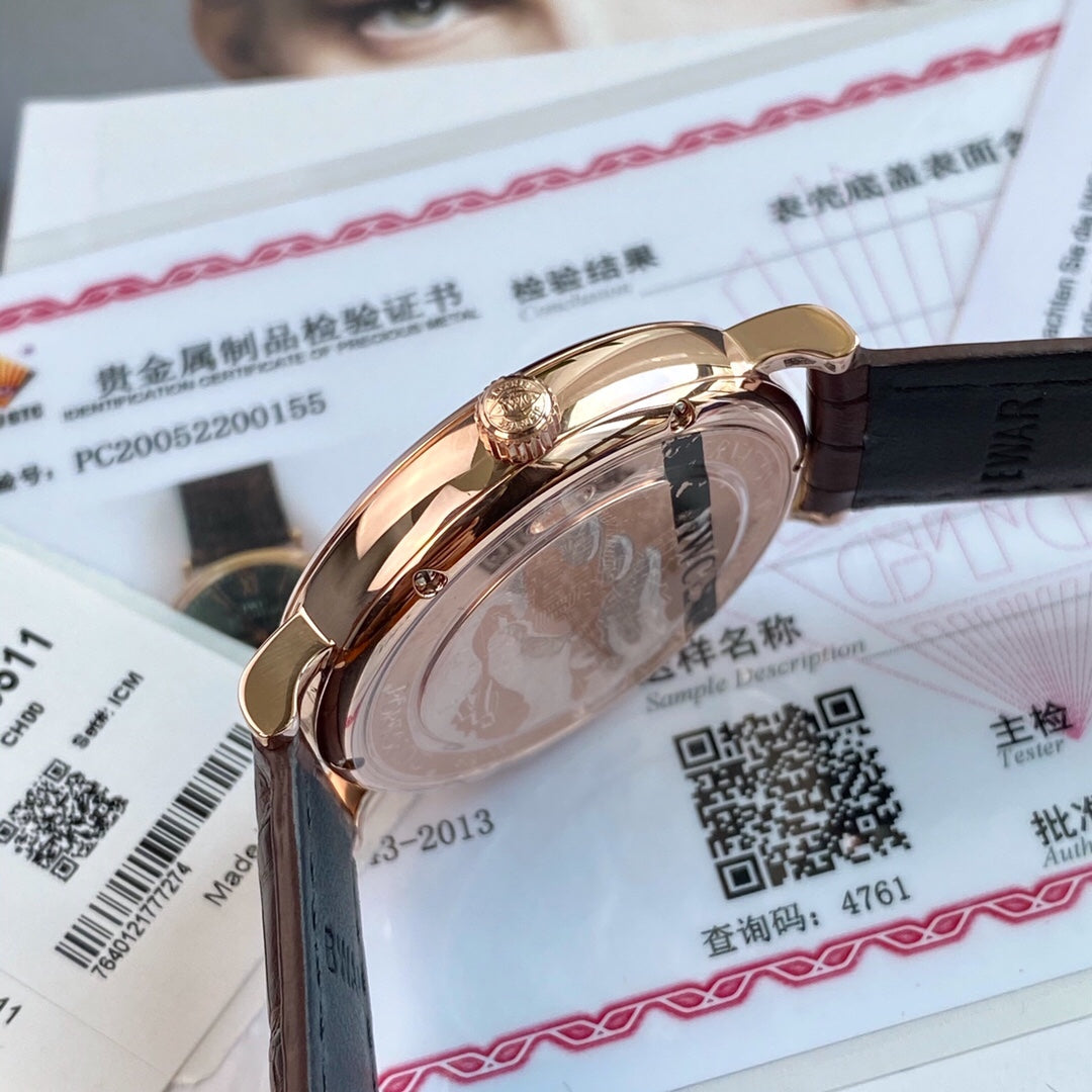 型號：IW356511。入行以來最牛硬貨！通路出口訂單！原封！缺個經銷商印章就是正品！大名鼎鼎的萬國柏濤菲諾大三針金錶，腕錶界的Gentleman，永遠像是個紳士一般存在！簡約、經典，是柏濤菲諾自動腕錶多年來保持成功的奧秘。 18K紅金錶殼，純金鑲飾和鍍金指針，突顯大氣、高顏值！錶背海港美景的精緻圖案雕刻裝飾是柏濤菲諾大三針金錶最大的特色，無處不彰顯優雅高貴！原廠瑞士Eta-2892自動機械機芯（也就是萬國自己命名的35111）