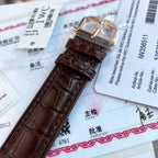 型號：IW356511。入行以來最牛硬貨！通路出口訂單！原封！缺個經銷商印章就是正品！大名鼎鼎的萬國柏濤菲諾大三針金錶，腕錶界的Gentleman，永遠像是個紳士一般存在！簡約、經典，是柏濤菲諾自動腕錶多年來保持成功的奧秘。 18K紅金錶殼，純金鑲飾和鍍金指針，突顯大氣、高顏值！錶背海港美景的精緻圖案雕刻裝飾是柏濤菲諾大三針金錶最大的特色，無處不彰顯優雅高貴！原廠瑞士Eta-2892自動機械機芯（也就是萬國自己命名的35111）