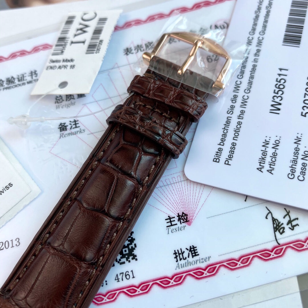 型號：IW356511。入行以來最牛硬貨！通路出口訂單！原封！缺個經銷商印章就是正品！大名鼎鼎的萬國柏濤菲諾大三針金錶，腕錶界的Gentleman，永遠像是個紳士一般存在！簡約、經典，是柏濤菲諾自動腕錶多年來保持成功的奧秘。 18K紅金錶殼，純金鑲飾和鍍金指針，突顯大氣、高顏值！錶背海港美景的精緻圖案雕刻裝飾是柏濤菲諾大三針金錶最大的特色，無處不彰顯優雅高貴！原廠瑞士Eta-2892自動機械機芯（也就是萬國自己命名的35111）
