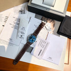 硬貨首發，市集獨家！ IW327004，316L精鋼材質，非凡工藝，讓小廠知難而退！萬國飛行員馬克十八傳承腕錶，採用原廠瑞士ETA王牌機芯W-300，40mm表徑，全數字刻度超強夜光，雙面防反光凸狀藍寶石玻璃鏡。獨家通路進口義大利SANTONI牛皮，一條牛皮成本相當於市場一般牛皮的幾倍，在許多細節的把控上都已達到業界頂級，且多項可為標桿，整表細節一絲不苟。 原廠W餘，一般人均可輕鬆駕馭，此款萬國飛行員腕錶視為萬國經典款型，任何場景著裝均適合佩戴，可謂百搭神器。全套包裝出貨