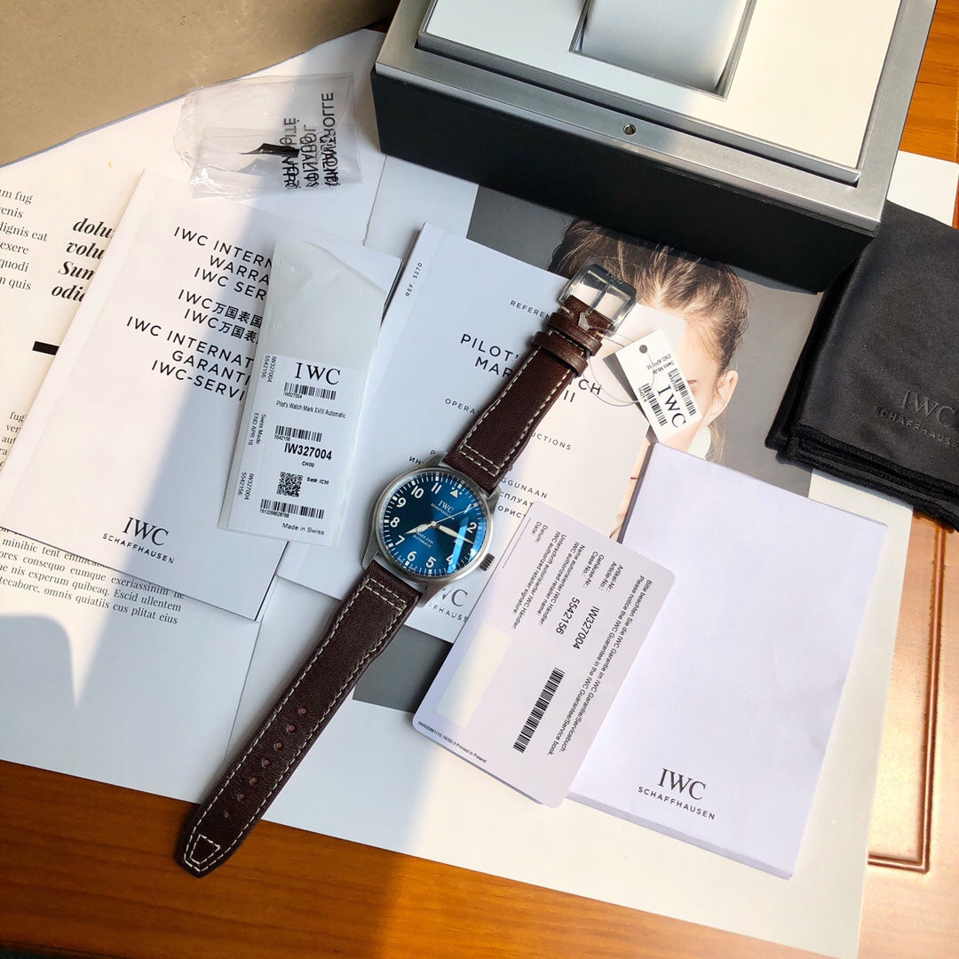 硬貨首發，市集獨家！ IW327004，316L精鋼材質，非凡工藝，讓小廠知難而退！萬國飛行員馬克十八傳承腕錶，採用原廠瑞士ETA王牌機芯W-300，40mm表徑，全數字刻度超強夜光，雙面防反光凸狀藍寶石玻璃鏡。獨家通路進口義大利SANTONI牛皮，一條牛皮成本相當於市場一般牛皮的幾倍，在許多細節的把控上都已達到業界頂級，且多項可為標桿，整表細節一絲不苟。 原廠W餘，一般人均可輕鬆駕馭，此款萬國飛行員腕錶視為萬國經典款型，任何場景著裝均適合佩戴，可謂百搭神器。全套包裝出貨
