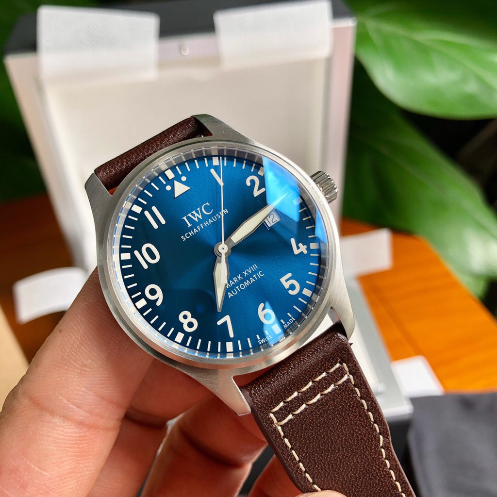 硬貨首發，市集獨家！ IW327004，316L精鋼材質，非凡工藝，讓小廠知難而退！萬國飛行員馬克十八傳承腕錶，採用原廠瑞士ETA王牌機芯W-300，40mm表徑，全數字刻度超強夜光，雙面防反光凸狀藍寶石玻璃鏡。獨家通路進口義大利SANTONI牛皮，一條牛皮成本相當於市場一般牛皮的幾倍，在許多細節的把控上都已達到業界頂級，且多項可為標桿，整表細節一絲不苟。 原廠W餘，一般人均可輕鬆駕馭，此款萬國飛行員腕錶視為萬國經典款型，任何場景著裝均適合佩戴，可謂百搭神器。全套包裝出貨