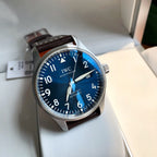 硬貨首發，市集獨家！ IW327004，316L精鋼材質，非凡工藝，讓小廠知難而退！萬國飛行員馬克十八傳承腕錶，採用原廠瑞士ETA王牌機芯W-300，40mm表徑，全數字刻度超強夜光，雙面防反光凸狀藍寶石玻璃鏡。獨家通路進口義大利SANTONI牛皮，一條牛皮成本相當於市場一般牛皮的幾倍，在許多細節的把控上都已達到業界頂級，且多項可為標桿，整表細節一絲不苟。 原廠W餘，一般人均可輕鬆駕馭，此款萬國飛行員腕錶視為萬國經典款型，任何場景著裝均適合佩戴，可謂百搭神器。全套包裝出貨
