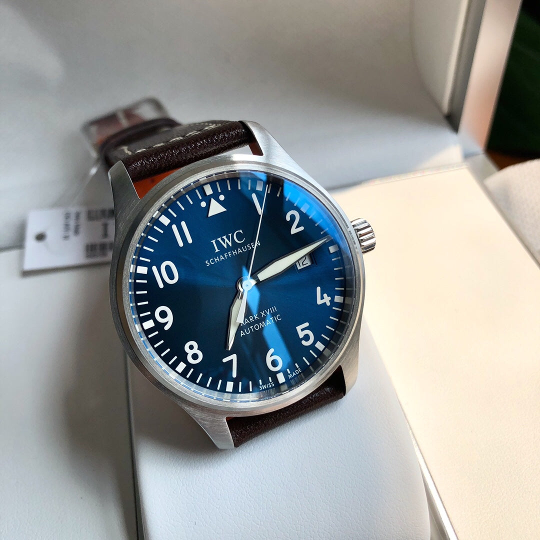硬貨首發，市集獨家！ IW327004，316L精鋼材質，非凡工藝，讓小廠知難而退！萬國飛行員馬克十八傳承腕錶，採用原廠瑞士ETA王牌機芯W-300，40mm表徑，全數字刻度超強夜光，雙面防反光凸狀藍寶石玻璃鏡。獨家通路進口義大利SANTONI牛皮，一條牛皮成本相當於市場一般牛皮的幾倍，在許多細節的把控上都已達到業界頂級，且多項可為標桿，整表細節一絲不苟。 原廠W餘，一般人均可輕鬆駕馭，此款萬國飛行員腕錶視為萬國經典款型，任何場景著裝均適合佩戴，可謂百搭神器。全套包裝出貨