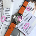 硬貨首發，市集獨家！ IW327004，316L精鋼材質，非凡工藝，讓小廠知難而退！萬國飛行員馬克十八傳承腕錶，採用原廠瑞士ETA王牌機芯W-300，40mm表徑，全數字刻度超強夜光，雙面防反光凸狀藍寶石玻璃鏡。獨家通路進口義大利SANTONI牛皮，一條牛皮成本相當於市場一般牛皮的幾倍，在許多細節的把控上都已達到業界頂級，且多項可為標桿，整表細節一絲不苟。 原廠W餘，一般人均可輕鬆駕馭，此款萬國飛行員腕錶視為萬國經典款型，任何場景著裝均適合佩戴，可謂百搭神器。全套包裝出貨