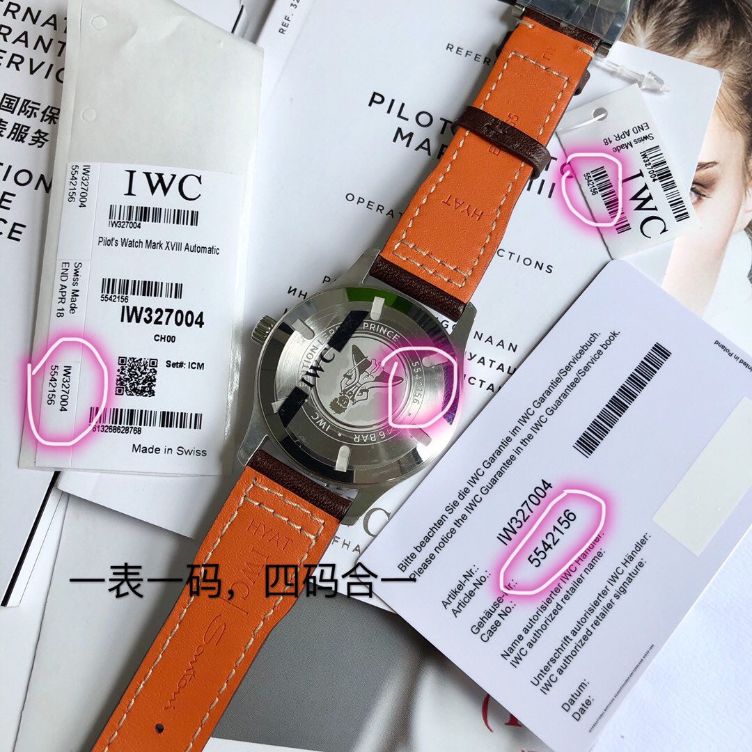 硬貨首發，市集獨家！ IW327004，316L精鋼材質，非凡工藝，讓小廠知難而退！萬國飛行員馬克十八傳承腕錶，採用原廠瑞士ETA王牌機芯W-300，40mm表徑，全數字刻度超強夜光，雙面防反光凸狀藍寶石玻璃鏡。獨家通路進口義大利SANTONI牛皮，一條牛皮成本相當於市場一般牛皮的幾倍，在許多細節的把控上都已達到業界頂級，且多項可為標桿，整表細節一絲不苟。 原廠W餘，一般人均可輕鬆駕馭，此款萬國飛行員腕錶視為萬國經典款型，任何場景著裝均適合佩戴，可謂百搭神器。全套包裝出貨