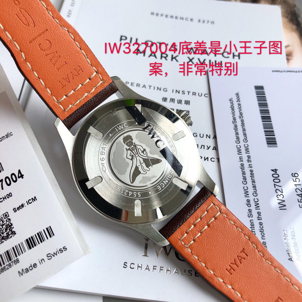 硬貨首發，市集獨家！ IW327004，316L精鋼材質，非凡工藝，讓小廠知難而退！萬國飛行員馬克十八傳承腕錶，採用原廠瑞士ETA王牌機芯W-300，40mm表徑，全數字刻度超強夜光，雙面防反光凸狀藍寶石玻璃鏡。獨家通路進口義大利SANTONI牛皮，一條牛皮成本相當於市場一般牛皮的幾倍，在許多細節的把控上都已達到業界頂級，且多項可為標桿，整表細節一絲不苟。 原廠W餘，一般人均可輕鬆駕馭，此款萬國飛行員腕錶視為萬國經典款型，任何場景著裝均適合佩戴，可謂百搭神器。全套包裝出貨