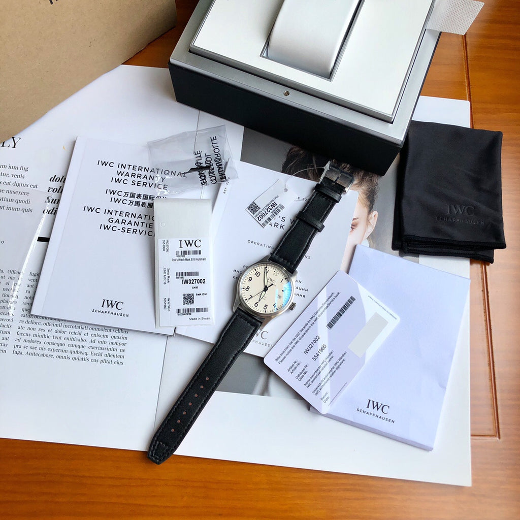 硬貨首發，市集獨家！ IW327002，316L精鋼材質，非凡工藝，讓小廠知難而退！萬國飛行員馬克十八傳承腕錶，採用原廠瑞士ETA王牌機芯W-300，40mm表徑，全數字刻度超強夜光，雙面防反光凸狀藍寶石玻璃鏡。獨家通路進口義大利SANTONI牛皮，一條牛皮成本相當於市場一般牛皮的幾倍，在許多細節的把控上都已達到業界頂級，且多項可為標桿，整表細節一絲不苟。 原廠W餘，一般人均可輕鬆駕馭，此款萬國飛行員腕錶視為萬國經典款型，任何場景著裝均適合佩戴，可謂百搭神器。全套包裝出貨