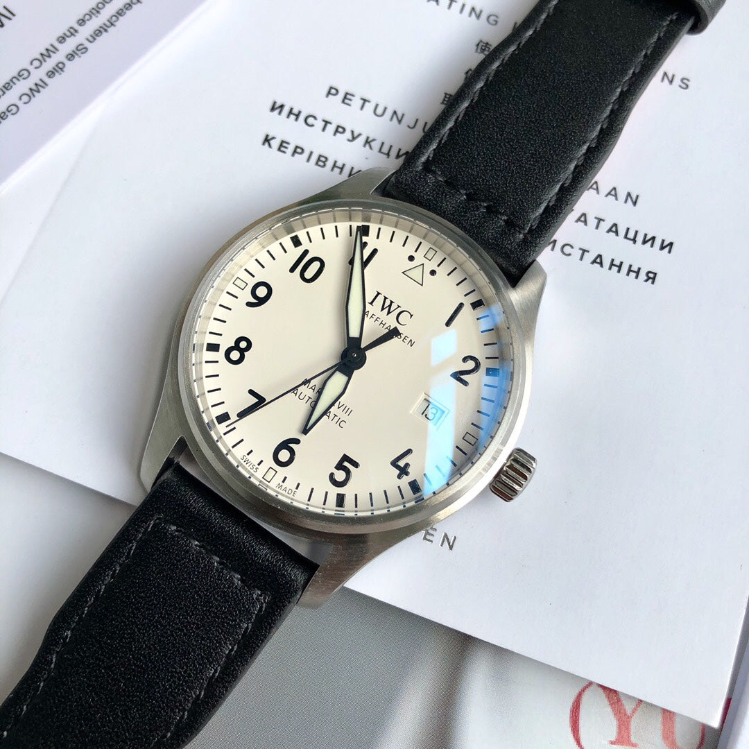 硬貨首發，市集獨家！ IW327002，316L精鋼材質，非凡工藝，讓小廠知難而退！萬國飛行員馬克十八傳承腕錶，採用原廠瑞士ETA王牌機芯W-300，40mm表徑，全數字刻度超強夜光，雙面防反光凸狀藍寶石玻璃鏡。獨家通路進口義大利SANTONI牛皮，一條牛皮成本相當於市場一般牛皮的幾倍，在許多細節的把控上都已達到業界頂級，且多項可為標桿，整表細節一絲不苟。 原廠W餘，一般人均可輕鬆駕馭，此款萬國飛行員腕錶視為萬國經典款型，任何場景著裝均適合佩戴，可謂百搭神器。全套包裝出貨