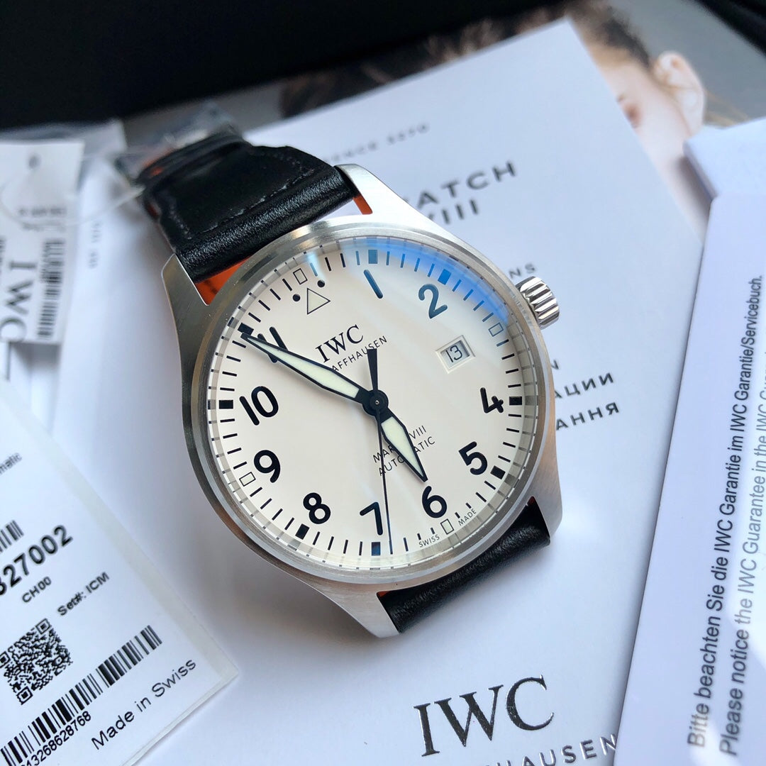 硬貨首發，市集獨家！ IW327002，316L精鋼材質，非凡工藝，讓小廠知難而退！萬國飛行員馬克十八傳承腕錶，採用原廠瑞士ETA王牌機芯W-300，40mm表徑，全數字刻度超強夜光，雙面防反光凸狀藍寶石玻璃鏡。獨家通路進口義大利SANTONI牛皮，一條牛皮成本相當於市場一般牛皮的幾倍，在許多細節的把控上都已達到業界頂級，且多項可為標桿，整表細節一絲不苟。 原廠W餘，一般人均可輕鬆駕馭，此款萬國飛行員腕錶視為萬國經典款型，任何場景著裝均適合佩戴，可謂百搭神器。全套包裝出貨