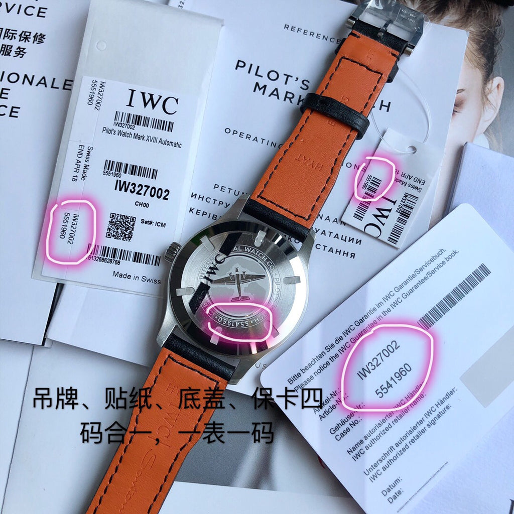 硬貨首發，市集獨家！ IW327002，316L精鋼材質，非凡工藝，讓小廠知難而退！萬國飛行員馬克十八傳承腕錶，採用原廠瑞士ETA王牌機芯W-300，40mm表徑，全數字刻度超強夜光，雙面防反光凸狀藍寶石玻璃鏡。獨家通路進口義大利SANTONI牛皮，一條牛皮成本相當於市場一般牛皮的幾倍，在許多細節的把控上都已達到業界頂級，且多項可為標桿，整表細節一絲不苟。 原廠W餘，一般人均可輕鬆駕馭，此款萬國飛行員腕錶視為萬國經典款型，任何場景著裝均適合佩戴，可謂百搭神器。全套包裝出貨